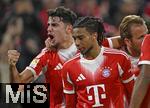 18.10.2025, Fussball Bundesliga 2025/2026, 7.Spieltag, FC Bayern Mnchen - Borussia Dortmund, in der Allianz-Arena Mnchen,  Torjubel v.l. Aleksandar Pavlovic (Bayern Mnchen)  und Michael Olise (FC Bayern Mnchen) und Harry Kane (FC Bayern Mnchen) 


