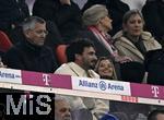 18.10.2025, Fussball Bundesliga 2025/2026, 7.Spieltag, FC Bayern Mnchen - Borussia Dortmund, in der Allianz-Arena Mnchen,  Mats Hummels (re, Deutschland) mit seiner strahlenden Freundin Nicola Cavanis (Deutschland).


