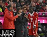 18.10.2025, Fussball Bundesliga 2025/2026, 7.Spieltag, FC Bayern Mnchen - Borussia Dortmund, in der Allianz-Arena Mnchen,  
Nicolas Jackson (FC Bayern Mnchen) klatscht mit Sportdirektor Christoph Freund (Bayern Mnchen) ab

