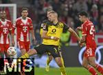18.10.2025, Fussball Bundesliga 2025/2026, 7.Spieltag, FC Bayern Mnchen - Borussia Dortmund, in der Allianz-Arena Mnchen,  v.l. Waldemar Anton (Borussia Dortmund) gegen Aleksandar Pavlovic (Bayern Mnchen)  


