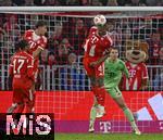 18.10.2025, Fussball Bundesliga 2025/2026, 7.Spieltag, FC Bayern Mnchen - Borussia Dortmund, in der Allianz-Arena Mnchen,  v.l. Michael Olise (FC Bayern Mnchen), Tom Bischof (Bayern Mnchen) , Jonathan Tah (FC Bayern Mnchen) und Torwart Manuel Neuer (FC Bayern Mnchen) wehren dem Ball ab.


