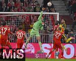 18.10.2025, Fussball Bundesliga 2025/2026, 7.Spieltag, FC Bayern Mnchen - Borussia Dortmund, in der Allianz-Arena Mnchen,  Torwart Manuel Neuer (FC Bayern Mnchen) wehrt den Ball ab.


