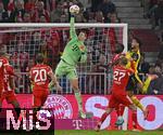 18.10.2025, Fussball Bundesliga 2025/2026, 7.Spieltag, FC Bayern Mnchen - Borussia Dortmund, in der Allianz-Arena Mnchen,  Torwart Manuel Neuer (FC Bayern Mnchen) wehrt den Ball ab.


