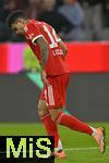 18.10.2025, Fussball Bundesliga 2025/2026, 7.Spieltag, FC Bayern Mnchen - Borussia Dortmund, in der Allianz-Arena Mnchen,  Luis Diaz (FC Bayern Mnchen)  rgert sich, das er die Chance nicht verwertet hat


