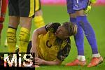 18.10.2025, Fussball Bundesliga 2025/2026, 7.Spieltag, FC Bayern Mnchen - Borussia Dortmund, in der Allianz-Arena Mnchen,  Daniel Svensson (Borussia Dortmund) am Boden.


