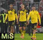18.10.2025, Fussball Bundesliga 2025/2026, 7.Spieltag, FC Bayern Mnchen - Borussia Dortmund, in der Allianz-Arena Mnchen,  
v.l. Felix Nmecha (Borussia Dortmund), Nico Schlotterbeck (Borussia Dortmund) und Pascal Gro (Borussia Dortmund) lassen die Kpfe hngen.

