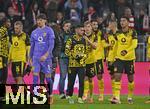 18.10.2025, Fussball Bundesliga 2025/2026, 7.Spieltag, FC Bayern Mnchen - Borussia Dortmund, in der Allianz-Arena Mnchen,  
v.l. Julian Ryerson (Borussia Dortmund), Torwart Gregor Kobel (Borussia Dortmund), Daniel Svensson (Borussia Dortmund), Ramy Bensebaini (Borussia Dortmund) und Jobe Bellingham (Borussia Dortmund)  lassen die Kpfe hngen.

