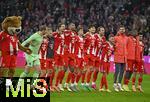 18.10.2025, Fussball Bundesliga 2025/2026, 7.Spieltag, FC Bayern Mnchen - Borussia Dortmund, in der Allianz-Arena Mnchen,  Die Bayern feiern v.l. Berni, Torwart Manuel Neuer (FC Bayern Mnchen), Konrad Laimer (FC Bayern Mnchen), Leon Goretzka (FC Bayern Mnchen), Jonathan Tah (FC Bayern Mnchen), Tom Bischof (Bayern Mnchen), Min-jae Kim (Bayern Mnchen, Minjae Kim), Harry Kane (FC Bayern Mnchen), Joshua Kimmich (FC Bayern Mnchen), Torwart Sven Ulreich (FC Bayern Mnchen), Nicolas Jackson (FC Bayern Mnchen) und Luis Diaz (FC Bayern Mnchen) 


