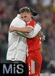 18.10.2025, Fussball Bundesliga 2025/2026, 7.Spieltag, FC Bayern Mnchen - Borussia Dortmund, in der Allianz-Arena Mnchen,  Trainer Vincent Kompany (FC Bayern Mnchen) umarmnt Joshua Kimmich (FC Bayern Mnchen) 


