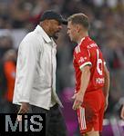18.10.2025, Fussball Bundesliga 2025/2026, 7.Spieltag, FC Bayern Mnchen - Borussia Dortmund, in der Allianz-Arena Mnchen,  Trainer Vincent Kompany (FC Bayern Mnchen) umarmnt Joshua Kimmich (FC Bayern Mnchen) 


