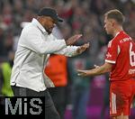 18.10.2025, Fussball Bundesliga 2025/2026, 7.Spieltag, FC Bayern Mnchen - Borussia Dortmund, in der Allianz-Arena Mnchen,  Trainer Vincent Kompany (FC Bayern Mnchen) und Joshua Kimmich (FC Bayern Mnchen) feiern den Sieg.


