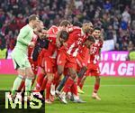 18.10.2025, Fussball Bundesliga 2025/2026, 7.Spieltag, FC Bayern Mnchen - Borussia Dortmund, in der Allianz-Arena Mnchen,  Die Bayern feiern 


