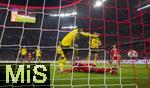 18.10.2025, Fussball Bundesliga 2025/2026, 7.Spieltag, FC Bayern Mnchen - Borussia Dortmund, in der Allianz-Arena Mnchen, Torschuss von Michael Olise (mitte, FC Bayern Mnchen) zum 2:0, nach einem Abwehrfehler von Jobe Bellingham (li, Borussia Dortmund), 

