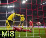 18.10.2025, Fussball Bundesliga 2025/2026, 7.Spieltag, FC Bayern Mnchen - Borussia Dortmund, in der Allianz-Arena Mnchen, Torschuss von Michael Olise (mitte, FC Bayern Mnchen) zum 2:0, nach einem Abwehrfehler von Jobe Bellingham (li, Borussia Dortmund), 

