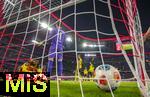 18.10.2025, Fussball Bundesliga 2025/2026, 7.Spieltag, FC Bayern Mnchen - Borussia Dortmund, in der Allianz-Arena Mnchen, Torschuss von Michael Olise (mitte, FC Bayern Mnchen) zum 2:0, nach einem Abwehrfehler von Jobe Bellingham (Borussia Dortmund), Torwart Gregor Kobel (Borussia Dortmund) steht frustriert daneben.


