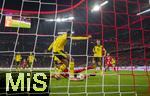 18.10.2025, Fussball Bundesliga 2025/2026, 7.Spieltag, FC Bayern Mnchen - Borussia Dortmund, in der Allianz-Arena Mnchen, Torschuss von Michael Olise (mitte, FC Bayern Mnchen) zum 2:0, nach einem Abwehrfehler von Jobe Bellingham (li, Borussia Dortmund), 

