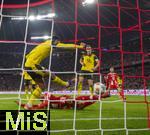 18.10.2025, Fussball Bundesliga 2025/2026, 7.Spieltag, FC Bayern Mnchen - Borussia Dortmund, in der Allianz-Arena Mnchen, Torschuss von Michael Olise (mitte, FC Bayern Mnchen) zum 2:0, nach einem Abwehrfehler von Jobe Bellingham (li, Borussia Dortmund), 

