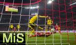 18.10.2025, Fussball Bundesliga 2025/2026, 7.Spieltag, FC Bayern Mnchen - Borussia Dortmund, in der Allianz-Arena Mnchen, Torschuss von Michael Olise (mitte, FC Bayern Mnchen) zum 2:0, nach einem Abwehrfehler von Jobe Bellingham (li, Borussia Dortmund), 

