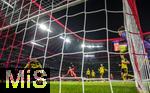 18.10.2025, Fussball Bundesliga 2025/2026, 7.Spieltag, FC Bayern Mnchen - Borussia Dortmund, in der Allianz-Arena Mnchen, Szene zum 2:0 Tor von Michael Olise (mitte, FC Bayern Mnchen), Jobe Bellingham (Borussia Dortmund) weiss nicht was er mit dem Ball anfangen soll, sieht aber nicht Michael Olise (FC Bayern Mnchen) von hinten kommen, der den darauffolgenden Abwehrversuch als Abstauber ins Tor befrdert. Torwart Gregor Kobel (re, Borussia Dortmund) kann nur noch zuschauen. Nico Schlotterbeck (Borussia Dortmund) ebenfalls. 