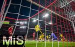 18.10.2025, Fussball Bundesliga 2025/2026, 7.Spieltag, FC Bayern Mnchen - Borussia Dortmund, in der Allianz-Arena Mnchen, re: Torwart Gregor Kobel (Borussia Dortmund) fngt den Ball. Nico Schlotterbeck (Borussia Dortmund), Sacha Boey (FC Bayern Mnchen) 