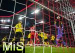 18.10.2025, Fussball Bundesliga 2025/2026, 7.Spieltag, FC Bayern Mnchen - Borussia Dortmund, in der Allianz-Arena Mnchen, Kopfballtor von Harry Kane (hinten mitte, FC Bayern Mnchen) zum 1:0, Torwart Gregor Kobel (re, Borussia Dortmund) machtlos.