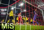 18.10.2025, Fussball Bundesliga 2025/2026, 7.Spieltag, FC Bayern Mnchen - Borussia Dortmund, in der Allianz-Arena Mnchen, Kopfballtor von Harry Kane (hinten mitte, FC Bayern Mnchen) zum 1:0, Torwart Gregor Kobel (re, Borussia Dortmund) machtlos.