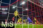 18.10.2025, Fussball Bundesliga 2025/2026, 7.Spieltag, FC Bayern Mnchen - Borussia Dortmund, in der Allianz-Arena Mnchen, re: Torwart Gregor Kobel (Borussia Dortmund) fngt den Ball. Nico Schlotterbeck (Borussia Dortmund), 