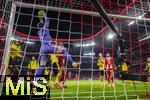 18.10.2025, Fussball Bundesliga 2025/2026, 7.Spieltag, FC Bayern Mnchen - Borussia Dortmund, in der Allianz-Arena Mnchen, Torwart Gregor Kobel (Borussia Dortmund) hat den Ball sicher.