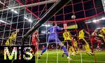 18.10.2025, Fussball Bundesliga 2025/2026, 7.Spieltag, FC Bayern Mnchen - Borussia Dortmund, in der Allianz-Arena Mnchen, Kopfballtor von Harry Kane (re, FC Bayern Mnchen) zum 1:0, Torwart Gregor Kobel (mitte, Borussia Dortmund) machtlos.