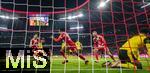 18.10.2025, Fussball Bundesliga 2025/2026, 7.Spieltag, FC Bayern Mnchen - Borussia Dortmund, in der Allianz-Arena Mnchen, Szene nach dem 2:0 Tor von Michael Olise (mitte, FC Bayern Mnchen), Jobe Bellingham (re, Borussia Dortmund) kniet enttuscht am Boden. Aleksandar Pavlovic (Bayern Mnchen) , Michael Olise (FC Bayern Mnchen), Konrad Laimer (FC Bayern Mnchen) drehen jubelnd ab.