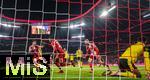18.10.2025, Fussball Bundesliga 2025/2026, 7.Spieltag, FC Bayern Mnchen - Borussia Dortmund, in der Allianz-Arena Mnchen, Szene nach dem 2:0 Tor von Michael Olise (mitte, FC Bayern Mnchen), Jobe Bellingham (re, Borussia Dortmund) kniet enttuscht am Boden. Aleksandar Pavlovic (Bayern Mnchen) , Michael Olise (FC Bayern Mnchen), Konrad Laimer (FC Bayern Mnchen) drehen jubelnd ab.