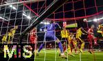 18.10.2025, Fussball Bundesliga 2025/2026, 7.Spieltag, FC Bayern Mnchen - Borussia Dortmund, in der Allianz-Arena Mnchen, Kopfballtor von Harry Kane (re, FC Bayern Mnchen) zum 1:0, Torwart Gregor Kobel (mitte, Borussia Dortmund) machtlos.