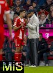 18.10.2025, Fussball Bundesliga 2025/2026, 7.Spieltag, FC Bayern Mnchen - Borussia Dortmund, in der Allianz-Arena Mnchen, v.li: Aleksandar Pavlovic (Bayern Mnchen)  bei Trainer Vincent Kompany (FC Bayern Mnchen) 