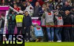 18.10.2025, Fussball Bundesliga 2025/2026, 7.Spieltag, FC Bayern Mnchen - Borussia Dortmund, in der Allianz-Arena Mnchen, vor dem Spiel, Trainer Niko Kovac (Borussia Dortmund) scherzt mit den Fotografen.