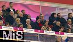 18.10.2025, Fussball Bundesliga 2025/2026, 7.Spieltag, FC Bayern Mnchen - Borussia Dortmund, in der Allianz-Arena Mnchen, unzufriedene Vereinsfhrung FC Bayern auf der Tribne, Ex-Vorstandsvorsitzender Karl-Heinz Rummenigge (FC Bayern Mnchen), Ehren-Prsident Uli Hoene (FC Bayern Mnchen, Hoeness), Sportvorstand Max Eberl (Bayern Mnchen), Vorstandsvorsitzender Jan-Christian Dreesen (FC Bayern Mnchen), Prsident Herbert Hainer (FC Bayern). 