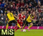 18.10.2025, Fussball Bundesliga 2025/2026, 7.Spieltag, FC Bayern Mnchen - Borussia Dortmund, in der Allianz-Arena Mnchen, v.li: Waldemar Anton (Borussia Dortmund), Konrad Laimer (FC Bayern Mnchen), Julian Ryerson (Borussia Dortmund) 