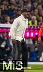 18.10.2025, Fussball Bundesliga 2025/2026, 7.Spieltag, FC Bayern Mnchen - Borussia Dortmund, in der Allianz-Arena Mnchen, Trainer Vincent Kompany (FC Bayern Mnchen) gibt Anweisungen.