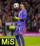 18.10.2025, Fussball Bundesliga 2025/2026, 7.Spieltag, FC Bayern Mnchen - Borussia Dortmund, in der Allianz-Arena Mnchen, Torwart Gregor Kobel (Borussia Dortmund) mit dem Ball.