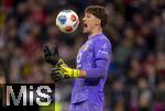 18.10.2025, Fussball Bundesliga 2025/2026, 7.Spieltag, FC Bayern Mnchen - Borussia Dortmund, in der Allianz-Arena Mnchen, Torwart Gregor Kobel (Borussia Dortmund) mit dem Ball.