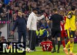 18.10.2025, Fussball Bundesliga 2025/2026, 7.Spieltag, FC Bayern Mnchen - Borussia Dortmund, in der Allianz-Arena Mnchen, Trainer Niko Kovac (Borussia Dortmund) schimpft auf Schiedsrichter Bastian Dankert (re), mitte: Trainer Vincent Kompany (FC Bayern Mnchen) 