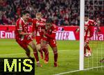 18.10.2025, Fussball Bundesliga 2025/2026, 7.Spieltag, FC Bayern Mnchen - Borussia Dortmund, in der Allianz-Arena Mnchen, Torjubel, Aleksandar Pavlovic (Bayern Mnchen) , Michael Olise (FC Bayern Mnchen) 