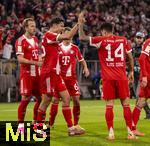 18.10.2025, Fussball Bundesliga 2025/2026, 7.Spieltag, FC Bayern Mnchen - Borussia Dortmund, in der Allianz-Arena Mnchen, Torjubel, v.li: Harry Kane (FC Bayern Mnchen), Aleksandar Pavlovic (Bayern Mnchen) , Joshua Kimmich (FC Bayern Mnchen), Luis Diaz (FC Bayern Mnchen) 
