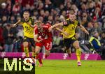 18.10.2025, Fussball Bundesliga 2025/2026, 7.Spieltag, FC Bayern Mnchen - Borussia Dortmund, in der Allianz-Arena Mnchen, v.li: Waldemar Anton (Borussia Dortmund), Konrad Laimer (FC Bayern Mnchen), Julian Ryerson (Borussia Dortmund) 