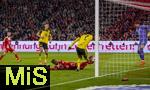 18.10.2025, Fussball Bundesliga 2025/2026, 7.Spieltag, FC Bayern Mnchen - Borussia Dortmund, in der Allianz-Arena Mnchen, Torschuss Michael Olise (am Boden, FC Bayern Mnchen), nach einem Fehler von Jobe Bellingham (mitte, Borussia Dortmund) und Torwart Gregor Kobel (re, Borussia Dortmund), li: Nico Schlotterbeck (Borussia Dortmund) 