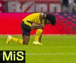 18.10.2025, Fussball Bundesliga 2025/2026, 7.Spieltag, FC Bayern Mnchen - Borussia Dortmund, in der Allianz-Arena Mnchen, Karim Adeyemi (Borussia Dortmund) mit Schmerzen am Boden.