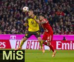 18.10.2025, Fussball Bundesliga 2025/2026, 7.Spieltag, FC Bayern Mnchen - Borussia Dortmund, in der Allianz-Arena Mnchen, v.li: Waldemar Anton (Borussia Dortmund), Luis Diaz (FC Bayern Mnchen) 