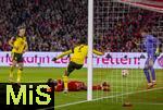 18.10.2025, Fussball Bundesliga 2025/2026, 7.Spieltag, FC Bayern Mnchen - Borussia Dortmund, in der Allianz-Arena Mnchen, Torschuss Michael Olise (am Boden, FC Bayern Mnchen), nach einem Fehler von Jobe Bellingham (mitte, Borussia Dortmund) und Torwart Gregor Kobel (re, Borussia Dortmund), li: Nico Schlotterbeck (Borussia Dortmund) 