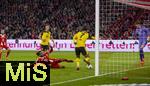 18.10.2025, Fussball Bundesliga 2025/2026, 7.Spieltag, FC Bayern Mnchen - Borussia Dortmund, in der Allianz-Arena Mnchen, Torschuss Michael Olise (am Boden, FC Bayern Mnchen), nach einem Fehler von Jobe Bellingham (mitte, Borussia Dortmund) und Torwart Gregor Kobel (re, Borussia Dortmund), li: Nico Schlotterbeck (Borussia Dortmund) 