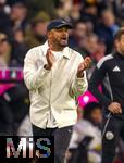 18.10.2025, Fussball Bundesliga 2025/2026, 7.Spieltag, FC Bayern Mnchen - Borussia Dortmund, in der Allianz-Arena Mnchen, Trainer Vincent Kompany (FC Bayern Mnchen) gibt Anweisungen. 