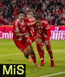 18.10.2025, Fussball Bundesliga 2025/2026, 7.Spieltag, FC Bayern Mnchen - Borussia Dortmund, in der Allianz-Arena Mnchen, Torjubel, Aleksandar Pavlovic (Bayern Mnchen) , Michael Olise (FC Bayern Mnchen) 